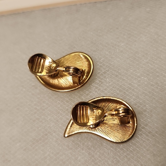 Vintage 1980s Monet Black Enamel and Gold-Tone Teardrop Clip On Earrings - Picture 6 of 11